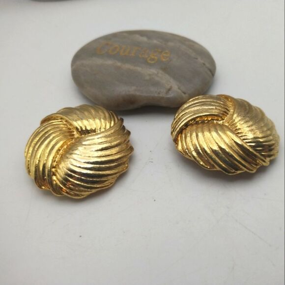 Gold toned Shell Celtic Scarf Clips - Picture 1 of 3